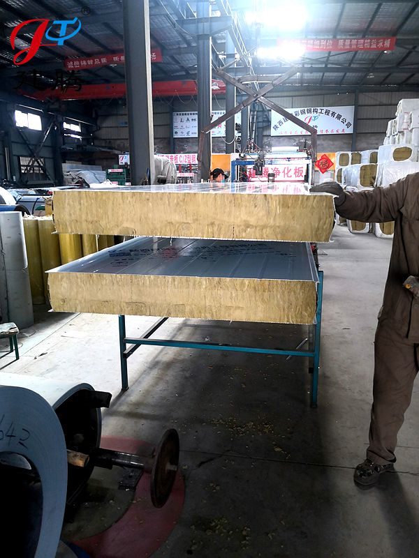 2023.5.15 150厚岩棉120公斤容重彩钢烘道夹芯板生产中